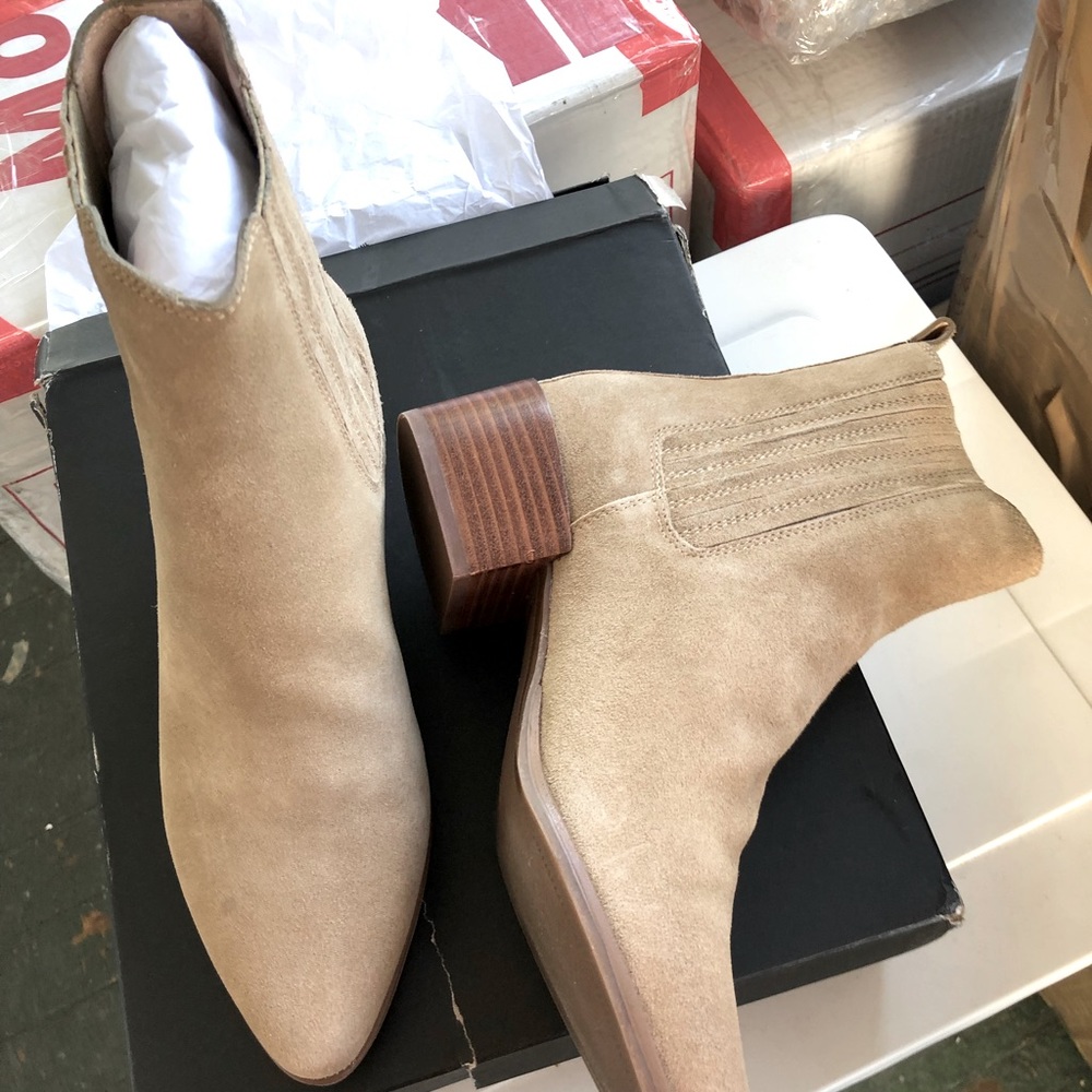Banana republic factory western Chelsea boot in beige